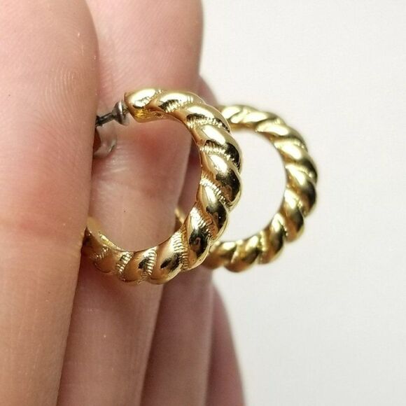 Vintage Little Gold Tone Hoop Earrings, Shrimp Ribbed Spiral Design, Estate - Picture 1 of 8